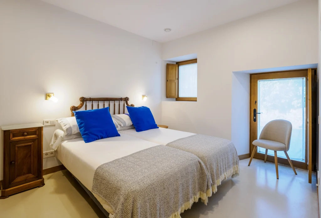 Dormitorio doble con detalles en colores neutros y detalles en azul en Cieza