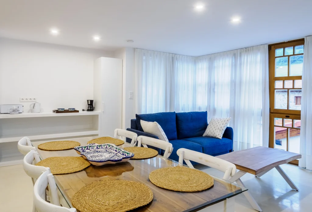 Salón comedor de estilo moderno con detalles en madera en casa rural en Cieza