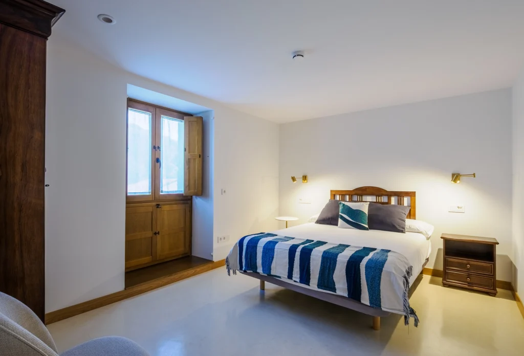 Dormitorio minimalista con cama de matrimonio con toques rústicos